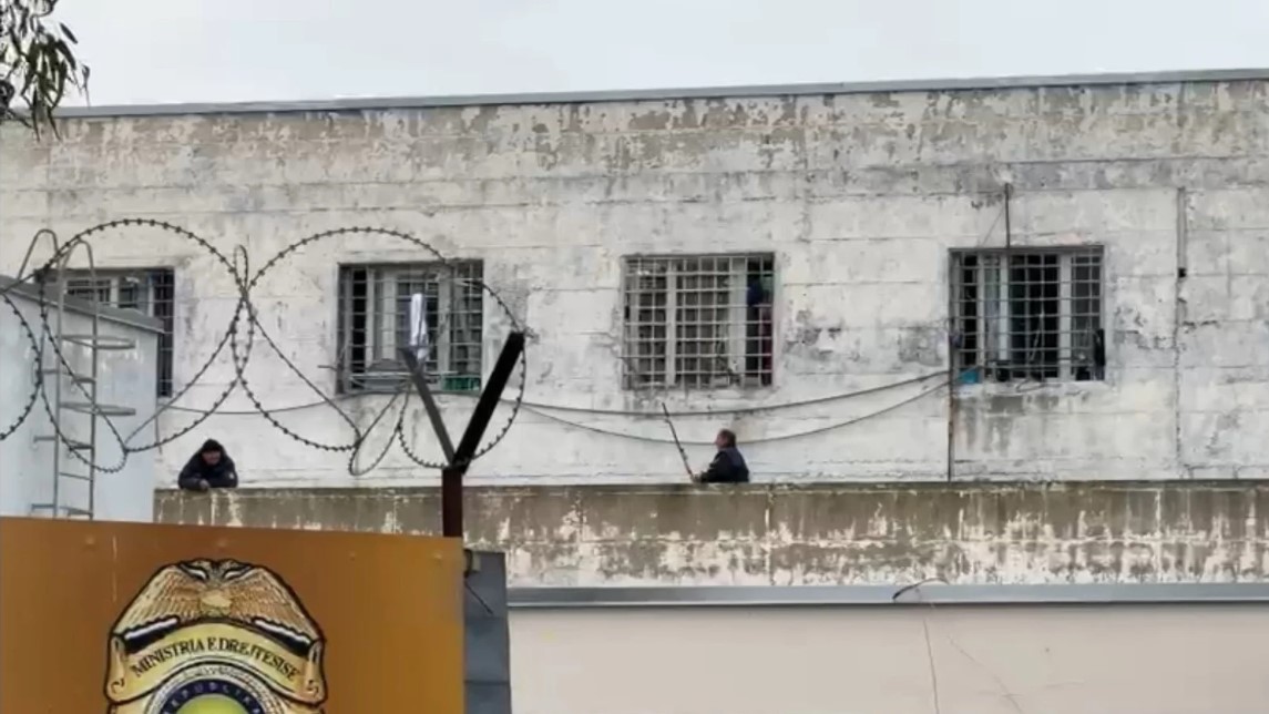 Dinamika e plotë/ Arratisja spektakolare e të paraburgosurit Altin Ndoci gjatë vizitës në spitalin e Durrësit