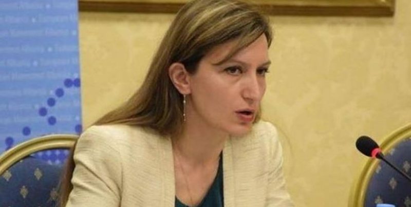 Theu masën e sigurisë dhe tentoi t’i djegë makinën ish-bashkëjetuesit, arrestohet drejtoresha e Ministrisë së Brendshme Alma Bime