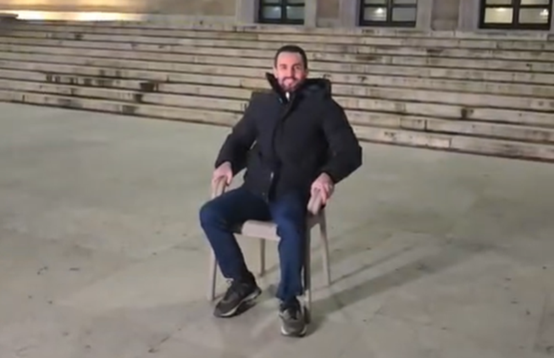 Lapajt i “dështon hotel Kryeministria”… me çadra: Po të mos ndërhynte policia te çadra jonë, këtu do të ishin 100 njerëz duke fjetur