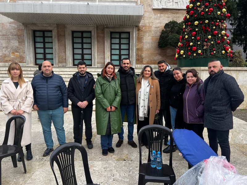 Adriatik Lapaj në delir: Sot na vizitoi Flutura Açka, por “katili” Rama po na than nga të ftohtit Adriatik Lapaj në delir: Sot na vizitoi Flutura Açka, por “katili” Rama po na than nga të ftohtit