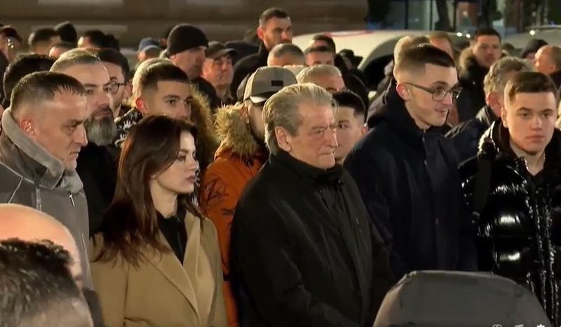 Doli për “lehjen” e radhës: Berisha ngrinë së ftohti, braktis protestën