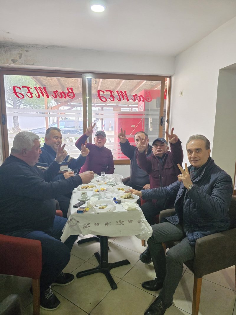 FOTO-LAJM/ Deputeti i PD-së meze e raki para proteste: Niset me 5 demokratë me 2 gishta për të rrëzuar qeverinë në Tiranë