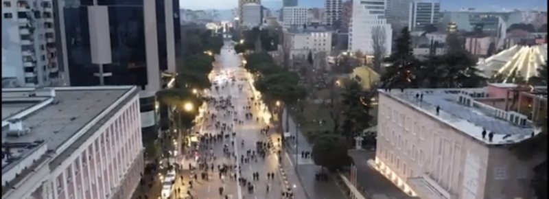 FOTOLAJM/ Ora 17:00, por sheshi … thuajse bosh! Demokratët braktisin Saliun, ushtarët e përhershëm presin te PD të shoqërojnë Saliun