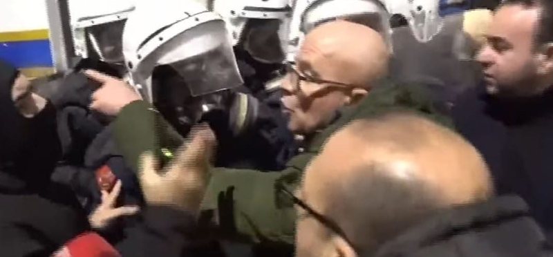 FOTO-LAJM/ Deputeti me kobure përplaset me policinë, në ndihmë i vjen Balliu Junior FOTO-LAJM/ Deputeti me kobure përplaset me policinë, në ndihmë i vjen Balliu Junior