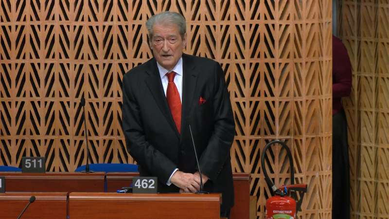 Heqja e mikrofonit, turp! Spahiu: As serbët dhe grekët nuk vjellin kaq helm sa Berisha kundër Shqipërisë Heqja e mikrofonit, turp! Spahiu: As serbët dhe grekët nuk vjellin kaq helm sa Berisha kundër Shqipërisë