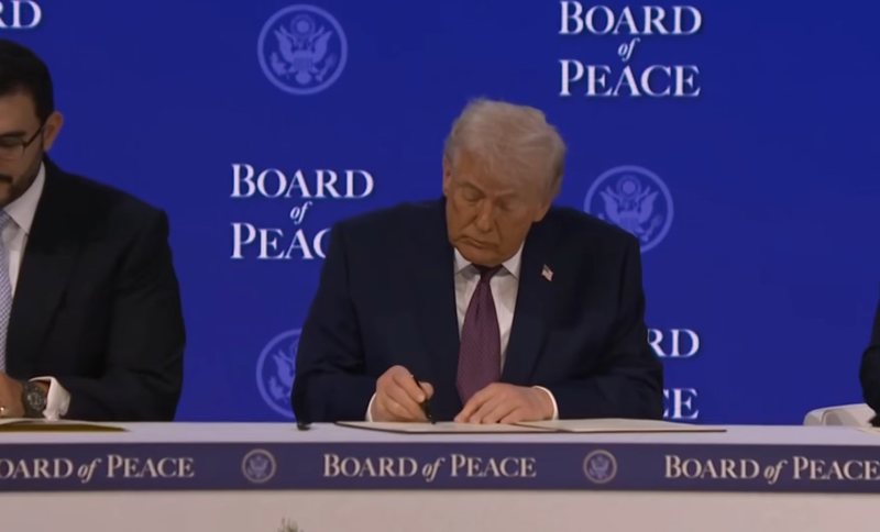 “Këtu janë të gjithë liderët që dua”! Trump firmos Bordin e Paqes: Zakonisht ka dhe 2-3 që nuk i dua, por këtu i pëlqej të gjithë