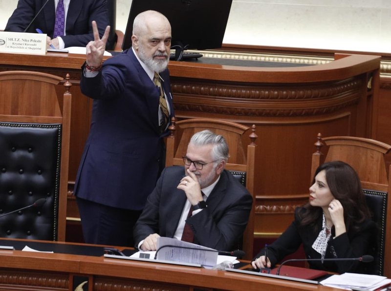 FOTOLAJM/ Rama ironizon opozitën me dy gishtat lart