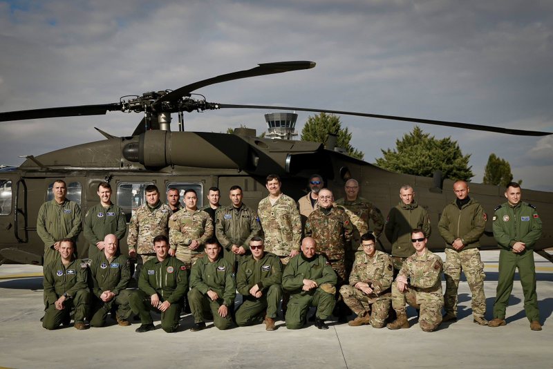 VIDEO/ Stërvitje e përbashkët ushtarake Shqipëri-ShBA në Aeroportin e Tiranës VIDEO/ Stërvitje e përbashkët ushtarake Shqipëri-ShBA në Aeroportin e Tiranës