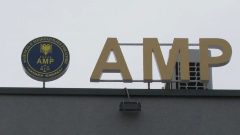 Ryshfet për të shmangur arrestimin: Arrestohen shefi dhe 2 policë në Orikum Ryshfet për të shmangur arrestimin: Arrestohen shefi dhe 2 policë në Orikum