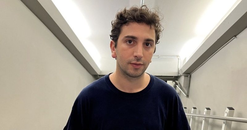 Mario Banushi, fëmija mrekulli “i teatrit grek” i cili i iku Shqipërisë dhe u nderua me Luanin e Argjendtë të Venecias