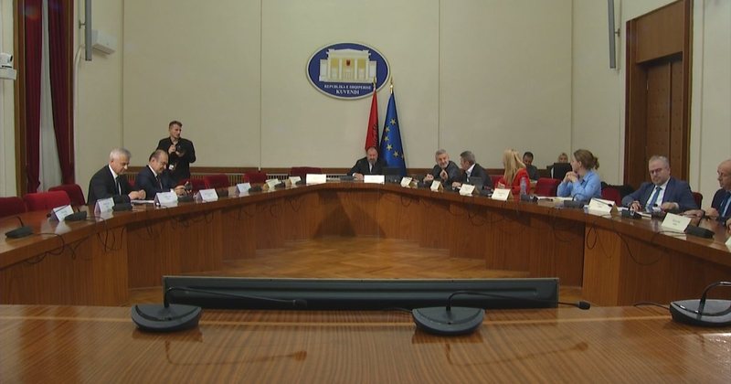 “Dakordësi” territoriale PS-PD, më shumë bashki, kryetari dhe këshilli i qarkut zgjidhen me votë