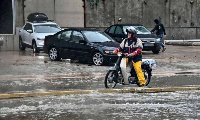 Greqia me alarm të kuq për shkak të motit të keq, mbyllen të gjitha shkollat në Athinë, pesë rajone në rrezik nga përmbytjet dhe acari polar!