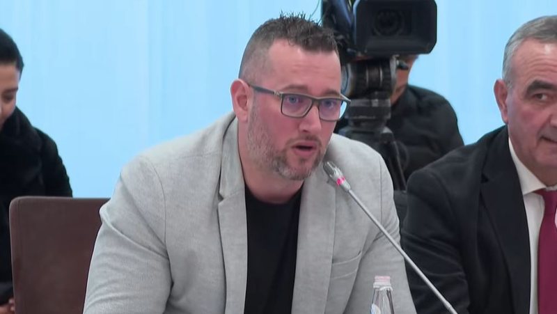 Do iki të marrë fëmijët nga kopshti”! Edhe polici që nuk të bën për të qeshur i bie shkurt në tryezën e “Baba Saliut: O duhet të merremi vesh tani ose s’kemi pse të qahemi!