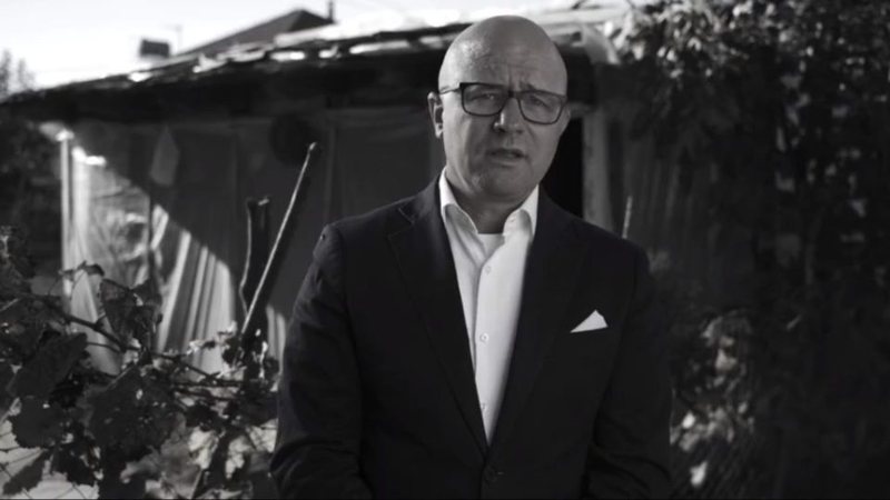 Deputeti me kobure tregon dramën që pësoi në protestë: Po pija cigare për qef, veç kur u godita…