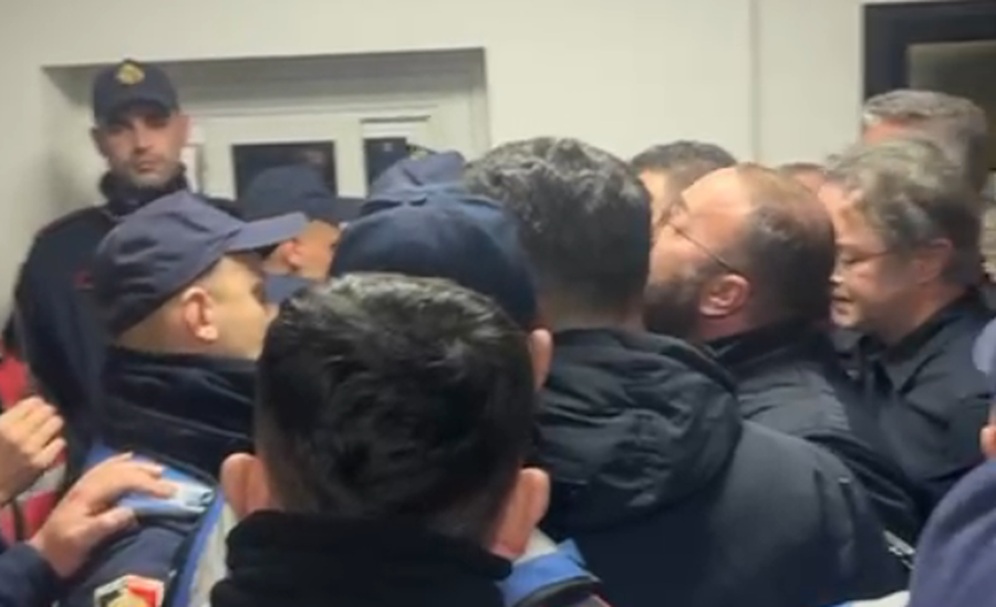 VIDEO/ Një pyetje për prokurorët e “faqes së zezë” si spektatorë: Në cilin cep të planetit mund hysh me dhunë në komisariat duke goditur dhe sharë policët? Rusi… Amerikë… Serbi…Gjermani…Turqi apo Kinë?