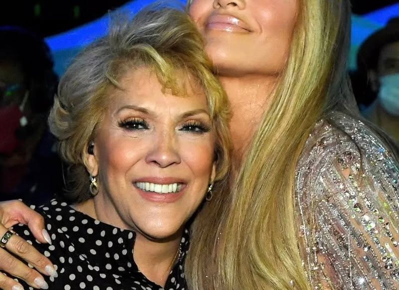 Video/ 80 vjeçe dhe me energji skenike që mahnit publikun: Nëna e Jennifer Lopez “vjedh” vëmendjen në Las Vegas