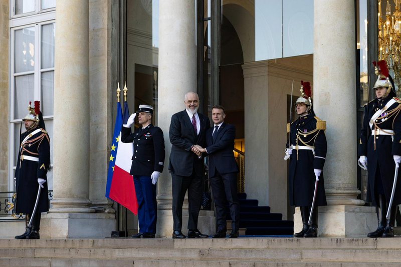 VIDEO/ Samiti për Ukrainën në Paris, Rama pritet nga Macron në Pallatin Élysée