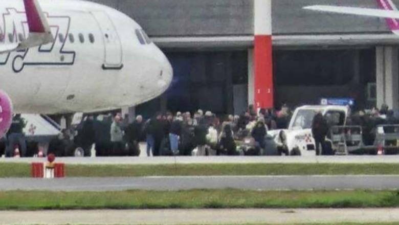 Kaos në aeroportin e Brindisit, dy fluturime për në Tiranë devijuan nga moti i keq! Pasagjerët në revoltë, 100 prej tyre qëndrojnë në pistë! Thyejnë me forcë gate-in Kaos në aeroportin e Brindisit, dy fluturime për në Tiranë devijuan nga moti i keq! Pasagjerët në revoltë, 100 prej tyre qëndrojnë në pistë! Thyejnë me forcë gate-in