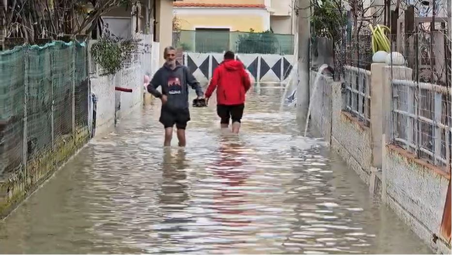 Moti i keq/ Vjosa del nga shtrati në Mifol, gati 1000 shtëpi në Durrës nën ujë! Përmbytje në Pogradec, rrëshqitje dherash në Qukës-Qafë Plloçë