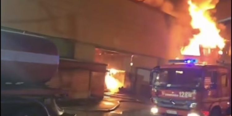 VIDEO/ Ndihmë nga zjarrfikëset e Elbasanit dhe të ushtrisë, ç’po ndodh me zjarrin tek 5 Maji