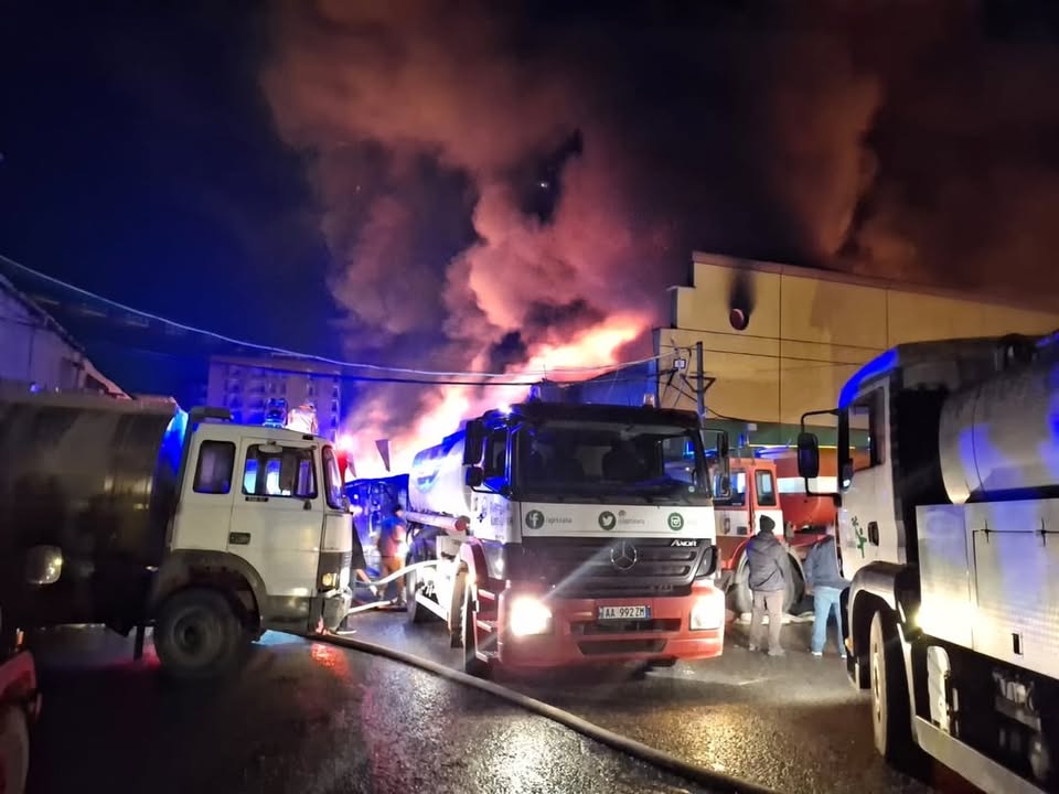 Zjarri te tregu industrial “Dinamo”, zëvëndësia e Veliajt, Ristani : Flakët kanë kaluar te kapanoni i dytë, por janë nën kontroll! Nuk ka rrezik për banesat! Dëmi voluminoz