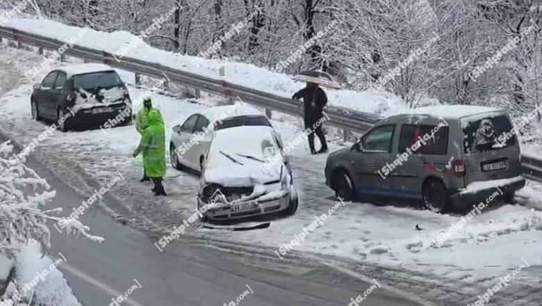Borëpastruesja përplas 3 makina në Rrugën e Arbrit, një person përfundon në spital