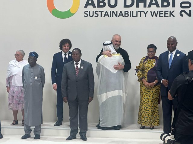 Rama në Abu Dhabi, ndan foton zyrtare nga Samiti: Përqafohet me Sheikh Mohammed bin Zayed Al Nahyan