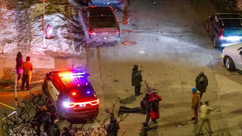 Incident tjetër me të shtëna në Minneapolis, efektivi i anti-imingracionit qëllon në këmbë venezuelianin që i rezistoi arrestimit dhe e sulmoi