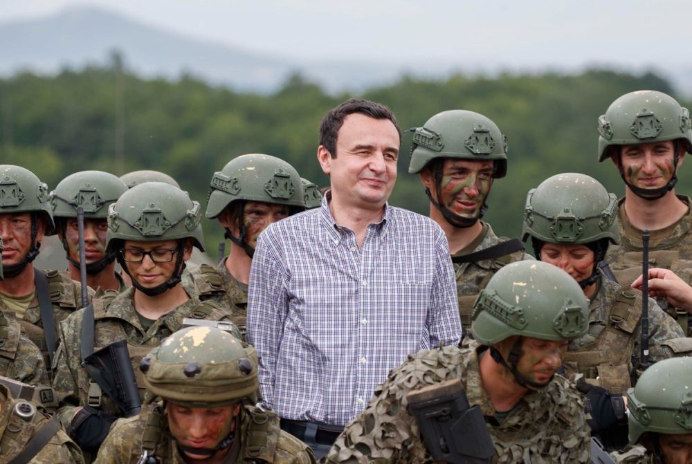 Albin Kurti në delir:  “Serbia nuk guxon përballë ushtrisë sonë”! Rusia kërcënim, të vdesë ëndrra e kthimit në Kosovë