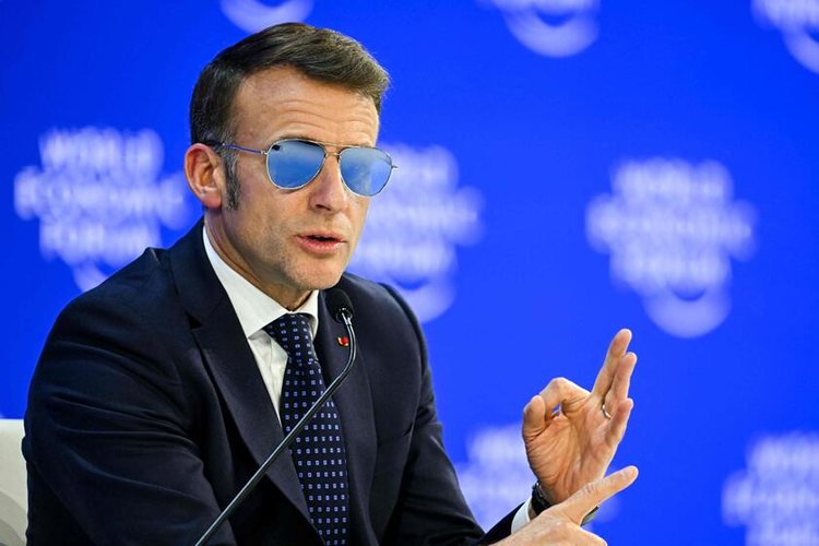 Pse Macron po del në publik me syze?