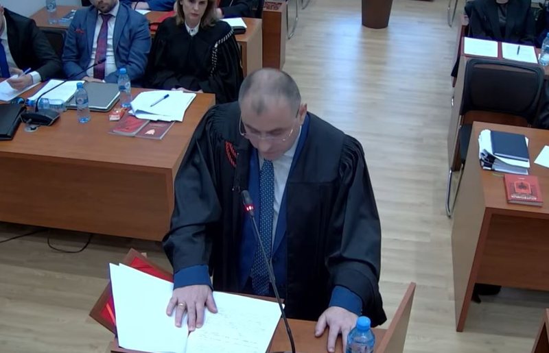 Askush nuk ka kërkuar pezullimin e hetimit! SPAK me spakistët intimidon dhe “mëson” Gjykatën Kushtetuese! Hetimi penal nuk pezullohet… nuk konstatohet konflikt kompetencash ndaj nuk mund të ndërhyj…