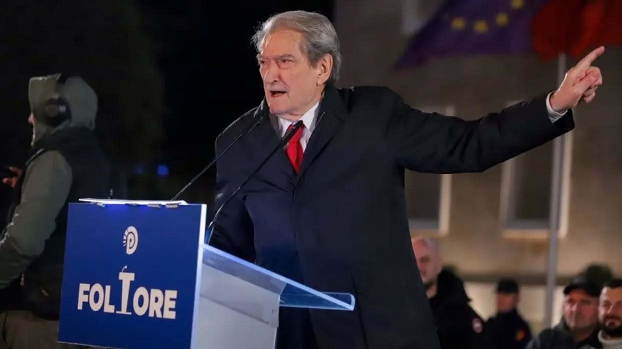 Rama  tall  “saliarët”: Do t’i dorëzohem vetë ushtrisë amerikane! Do më çojnë në Shtëpinë e Bardhë dhe…