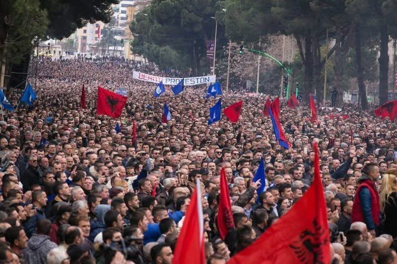 Postimi qesharak i Flamur Nokës me Photoshop: Kështu do jetë “përmbytja” e bulevardit