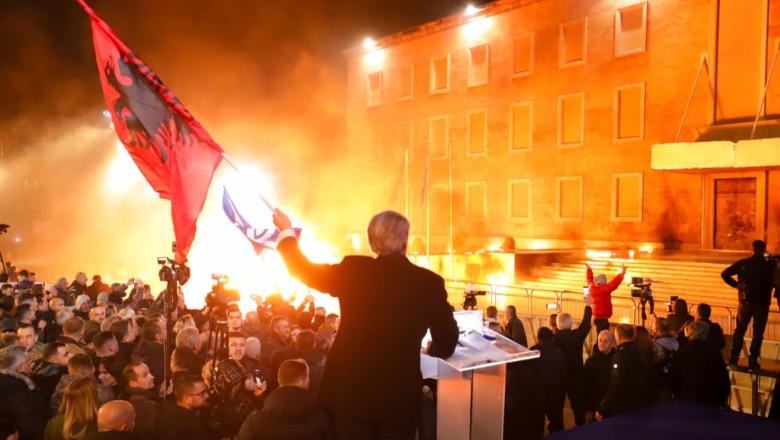Berisha i ndërsen turmat të sulmojnë me molotov dhe largohet me Benz luksoz! “Ushtarët” hanë karremin qullen me ujë, vërbohen dhe asfiksohen me gaz lotësjellës