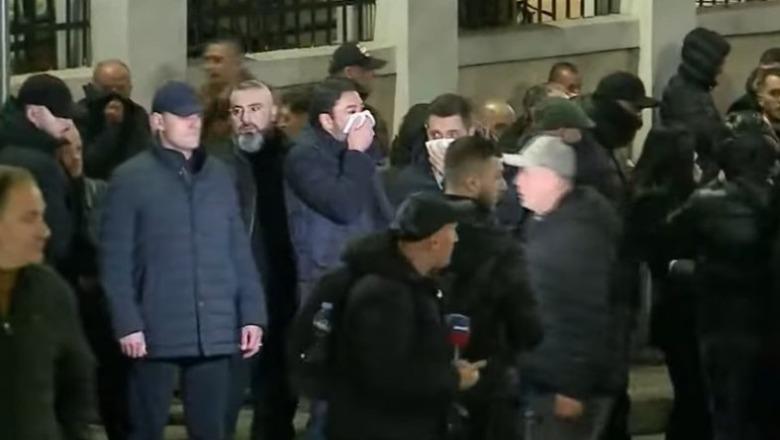 Sali Berisha iku në seli, Zeni i rrethuar me trupëroje drejton militantët në protestën para Kuvendit