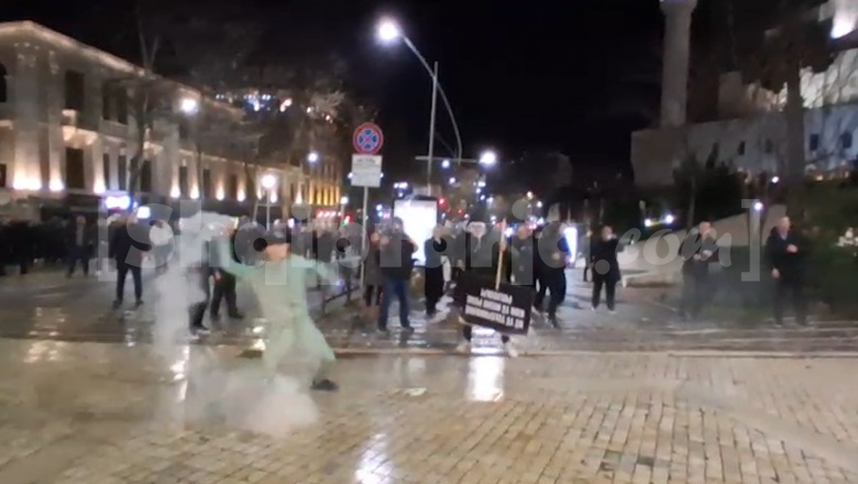 VIDEO/ Deputetët e PD-së trimërohen pas makinës së ujit: Përplasen me policët që ndiqnin protestuesit në rrugët e Tiranës