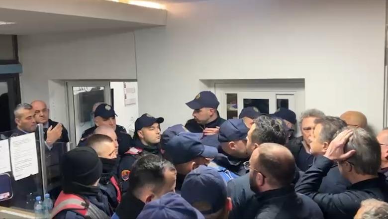 VIDEO/ Një pyetje për prokurorët e “faqes së zezë” si spektatorë: Në cilin cep të planetit mund hysh me dhunë në komisariat duke goditur dhe sharë policët? Rusi… Amerikë… Serbi…Gjermani…Turqi apo K…