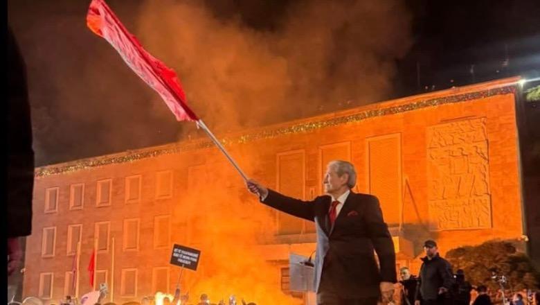 Berisha i rikthehet skenarëve si në 21 janar, por kësaj radhe për policët: U vetëplagosën! Përgëzoj protestuesit që i goditën me gazlotsjellës…
