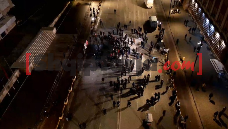 Pas dhunës së të shtunës, grushti i militantëve të Berishës mblidhen në protestë para Kryeministrisë!