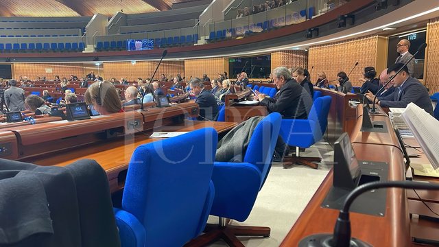 FOTO-LAJM/ Shkon i paftuar në Asamblenë Parlamentare të KE-së: Berisha nxjerr Albana Vokshin jashtë dhe i zë vendin në karrige