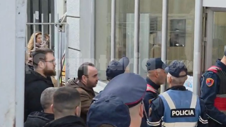 Goditën policinë dhe objektet shtetërore me lëndë shpërthyese të rrezikshme! Policia i arreston, gjyqtari i trembur i liron…i hedh të  “trimëruar” dhe më të rrezikshëm në protestën e radhës 19 pr…