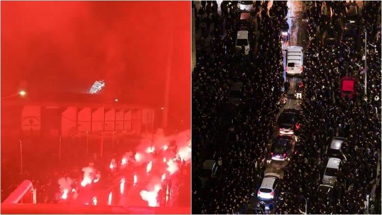 VIDEO/ “Brohorimat e fundit”: Trupat e shtatë tifozët të ndjerë të PAOK-ut dërgohen në stadiumin “Toumba”! Mijëra ultras i presin me flakadanë
