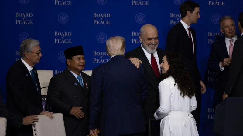 VIDEO/ Rama bisedon me Trump pas takimit ritual të mbylljes! Vjosa Osmani skandaloze u futet në mes dhe ndërhyn në bisedë