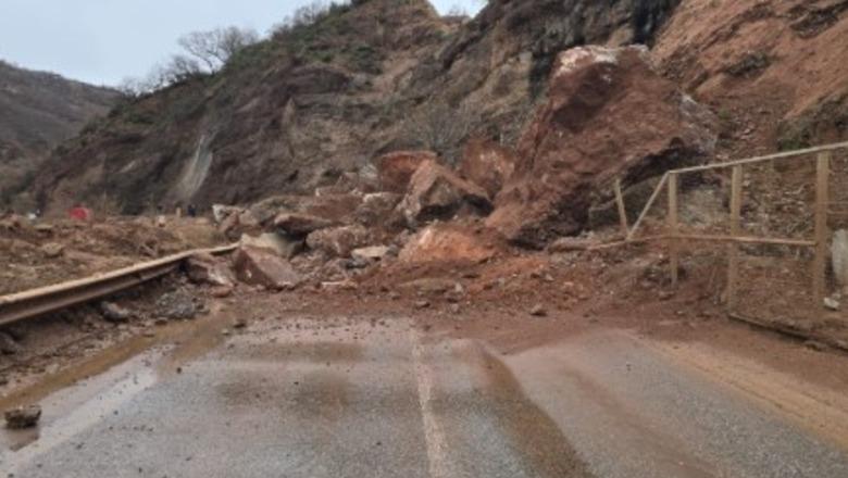 VIDEO/ Momenti kur masivi i dheut bie mbi rrugë në aksin Librazhd Qafë-Thanë