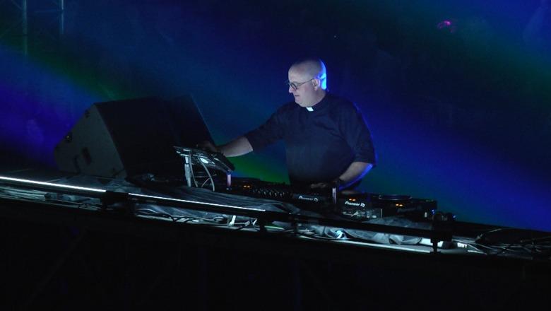 Ditën prift, natën Dj! Padre Guilherme elektrizon Tiranën