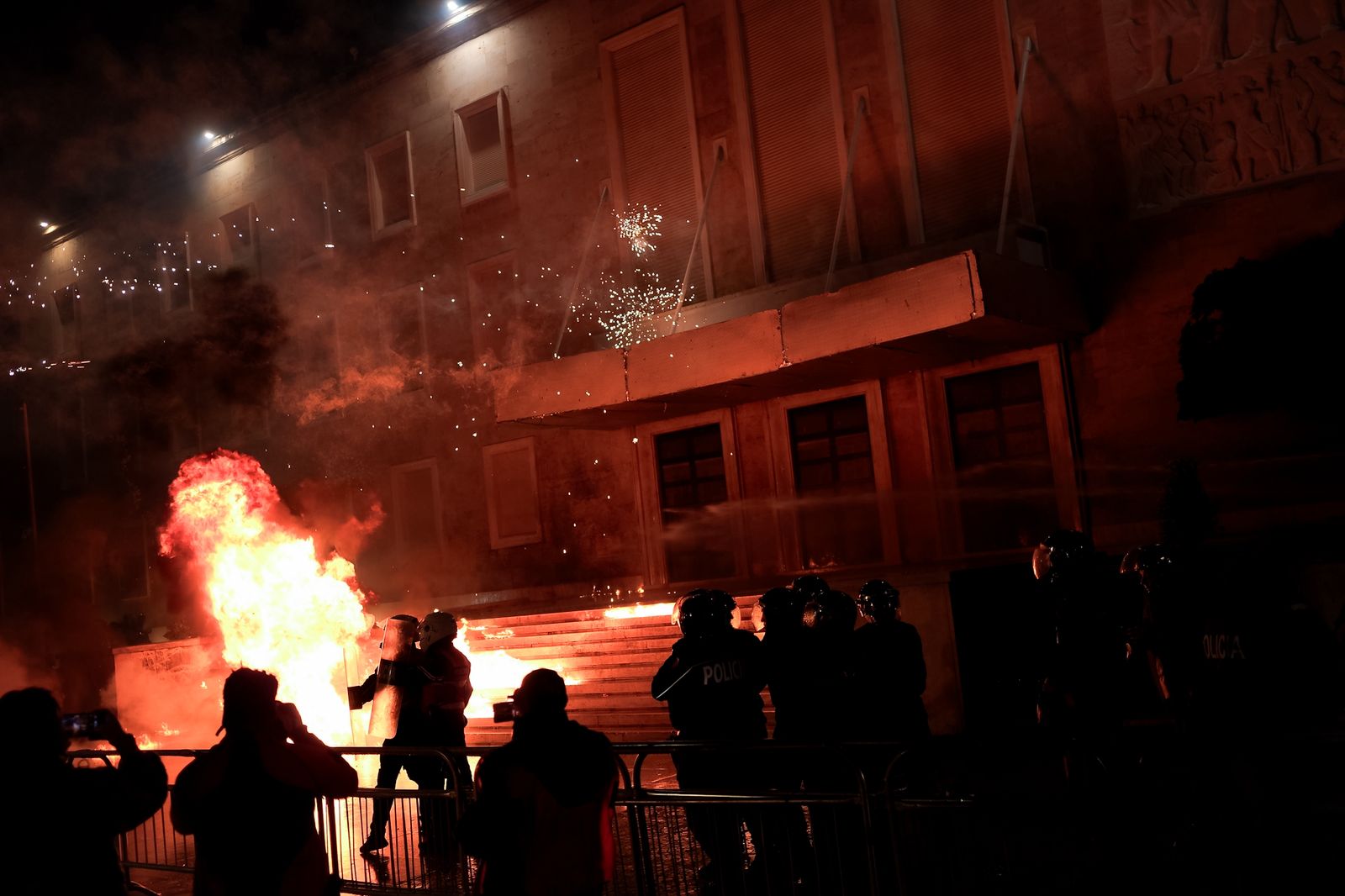 Qytetarët e Tiranës i braktisin: Berisha në protestë vetëm me militantë të ardhur me autobuza, molotovë, flakëhedhësa drejt Kryeministrisë! 19 policë me djegie në spital, 20 protestues të shoqëruar