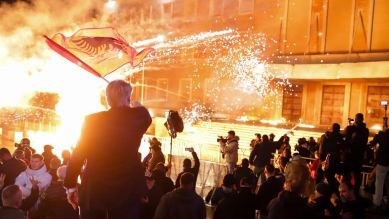 Miting Funeral! Pse demokratët e Shqipërisë dalin në mitingje… nuk ka “zot” që i jep përgjigjie?! Miting Funeral! Pse demokratët e Shqipërisë dalin në mitingje… nuk ka “zot” që i jep përgjigjie?!