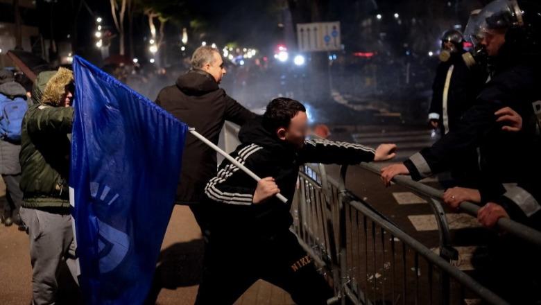 Molotovët në protestë/ PD nxiti të miturit për dhunë ndaj policisë! Urdhëruesit “fshihen”: 17-vjeçarët në pranga…deputetët në liri