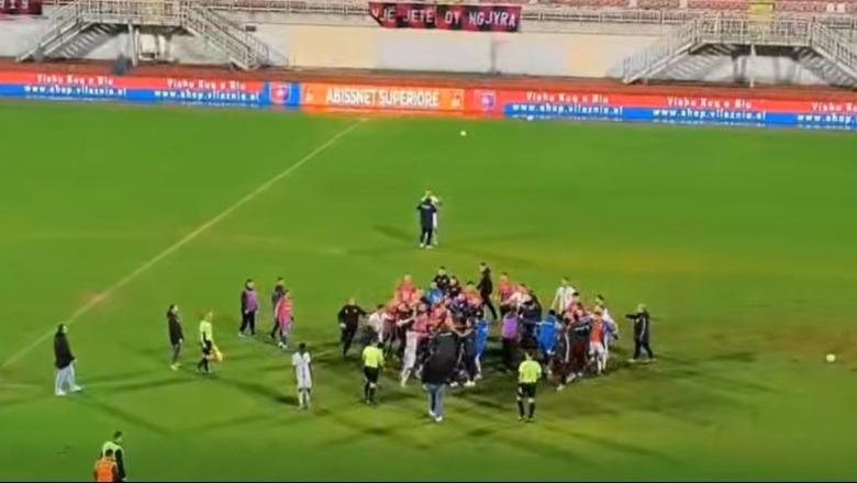 Vllaznia fiton 2-1 kundër AF Elbasanit me gol ‘in extremis’ përleshje masive në fushë mes dy kampeve! Tifozët miq thyejnë stolat e ‘Loro Boriçit’