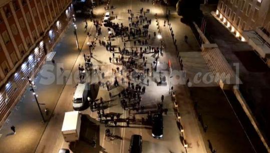 Të njëjtët ndjeksa të palodhur dhe të pa punë! Berisha i “fikur” si në çdo protestë dhe lehje të radhës (Video)